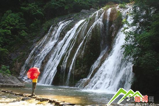 沧浪山海拔1827.4米,方圆百里,虽为郧县与竹山的界山,但拱绕着的还有湖北的郧西、竹溪两县和陕西的白河、平利两县。高耸延绵的沧浪山里沟壑纵横,原始森林密布,奔腾的溪流给沧浪山来了无限生机。复杂的地势和奔腾的溪流决定着沧浪山里的瀑布众多,虽流量不大,但气势却不输人。 沧浪山里到底有多少瀑布可能没有人去统计,但提到梅花三瀑却无人不晓。梅花三瀑是一条溪流上相隔不远的三个瀑布的统称,自上而下分别为梅花第一瀑、梅花第二瀑和梅花第三瀑。梅花三瀑的名气主要来自于自身的形态与周围的环境相得宜彰。 梅花三瀑