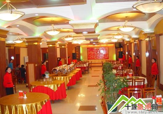 十堰美乐大酒店怎么样? 美乐大酒店体现欧式风格,豪华气派、设施完备、功能齐全、环境优美。是一家集吃、住、行、游、购、娱等为一体的三星级旅游饭店。餐饮部现有豪华包厢30余个,宽敞明亮的宴会大厅及装修风格各异的包厢同时可容纳800余人就餐。酒店配套项目齐全,下设有美乐商城、商务中心、会议接待中心、美乐健身中心、洗浴休闲城、旅游客运中心等辅助设施。