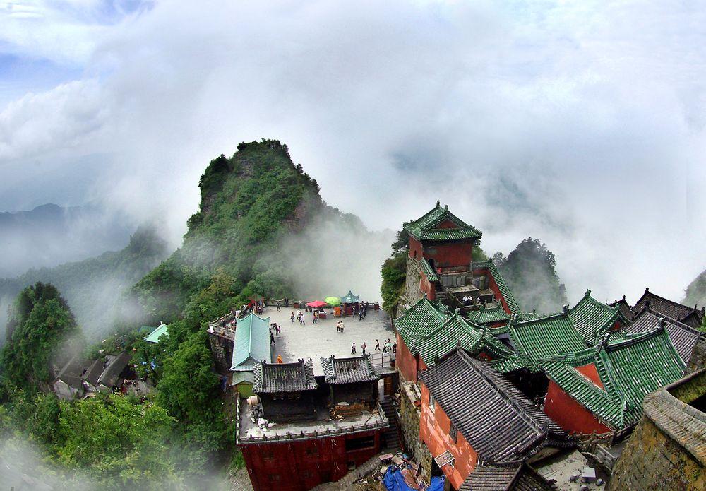 武当山风景区地址_门票价格_新零网 武当山,又名太和山、谢罗山、参上山、仙室山,古有“太岳”、“玄岳”、“大岳”之称。武当山是联合国公布的世界文化遗产地之一,是中国国家重点风景名胜区,同时它也是道教名山和武当拳的发源地。亘古无双胜境,天下第一仙山。找一份远离尘嚣的清净,寻访一种道家的自在和洒脱。即使心仍然属于尘世,不妨让身领略武当山的玄妙。武当山最佳旅游时间:春秋两季适宜游玩。武当山属亚热带季风气候,垂直气候明显,气温随海拔高度递减。武当山旅游景点:武当山,是著名的山岳